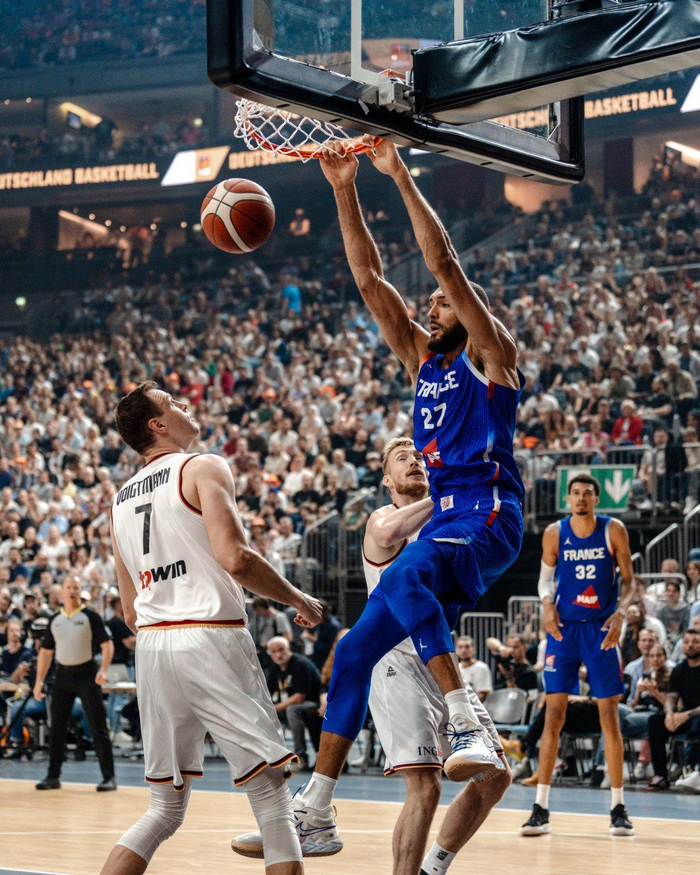 法国男篮完胜西班牙男篮,艾顿高光表现 法国男篮完胜西班牙男篮,艾顿高光表现