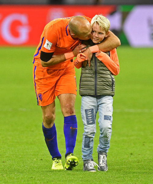 那不勒斯逆转瑞士，罗本制霸全场