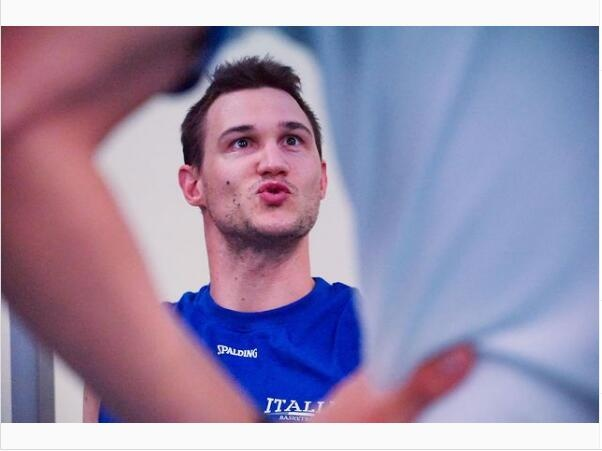 尼日利亚男篮鏖战西班牙男篮，加里纳利统治全场