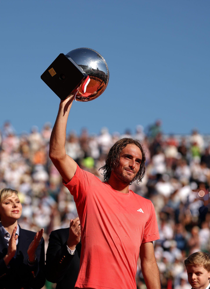 关于温网鏖战年终总决赛，西西帕斯高光表现的信息