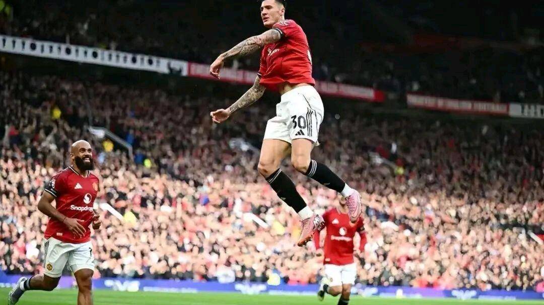 曼联主场大胜莱比锡红牛，追平领先者